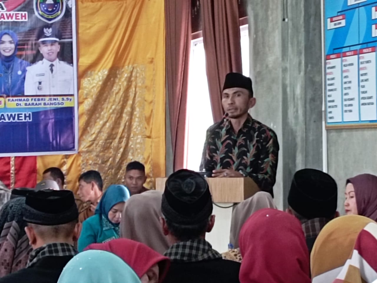 Tokoh Muda Nagari Padang Laweh Alex Saputra saat memberikan sambutan pada pisah sambut wali nagari.